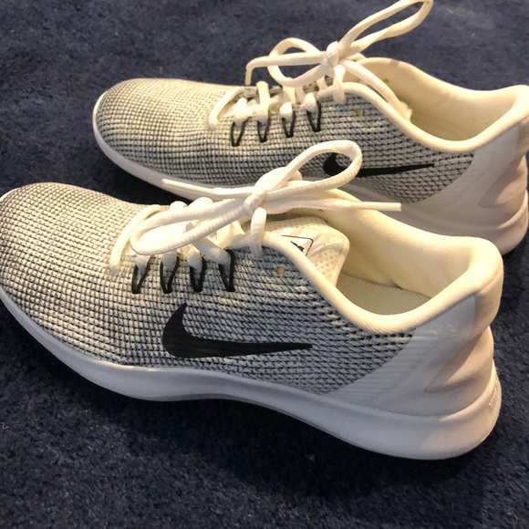 Nike Shoes - Nike flex women’s white shoes NEW